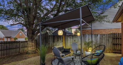 Cozy Miss - Comfy Family-Friendly Bungalow/Fenced Yard - Peaceful Neighborhood!