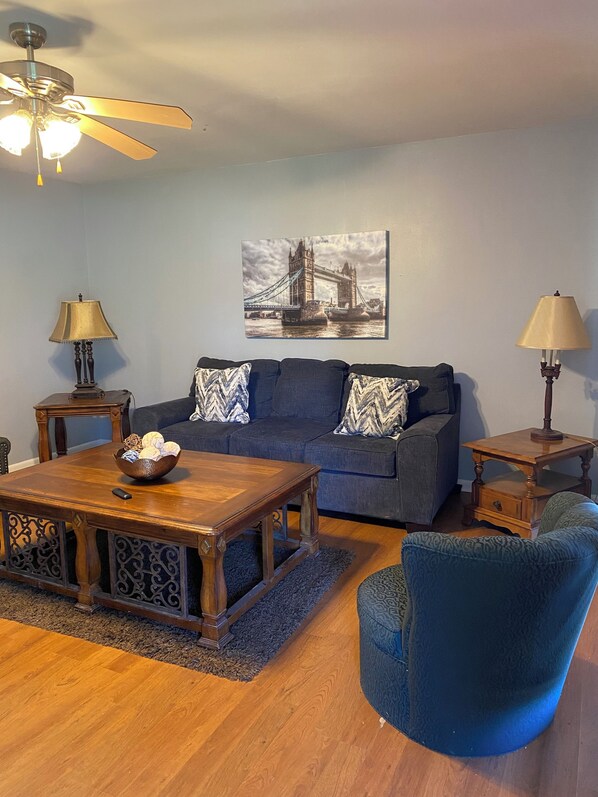 Smart TV - Charming 3-bedroom house with WiFi and AC in Nash (Nash)