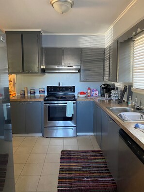 Private kitchen - Charming 3-bedroom house with WiFi and AC in Nash (Nash)