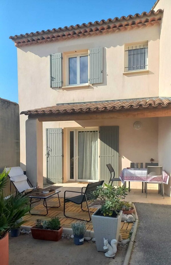Outdoor dining - House with terrace & garden (Pierrevert)