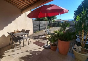 Outdoor dining - House with terrace & garden (Pierrevert)