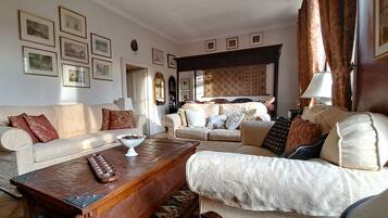 TV connectée, cheminée, lecteur de DVD, table de tennis de table