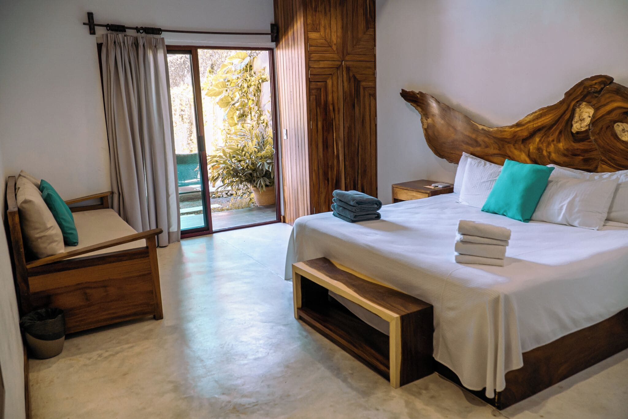 Caja fuerte, tabla de planchar con plancha, wifi gratis y ropa de cama