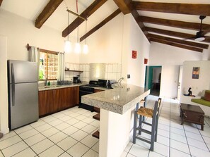 Apartament familiar, 2 dormitoris | Cuina privada | Frigorífic petit i placa de cuina 