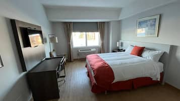 Quarto casal executivo, vista para a cidade | Escrivaninha, ferros/tábuas de passar roupa, Wi-Fi de cortesia