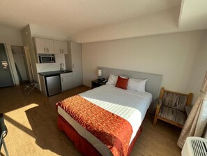 Deluxe-huone, kaupunkinäköala | Työpöytä, silitysrauta/-lauta, ilmainen Wi-Fi, vuodevaatteet