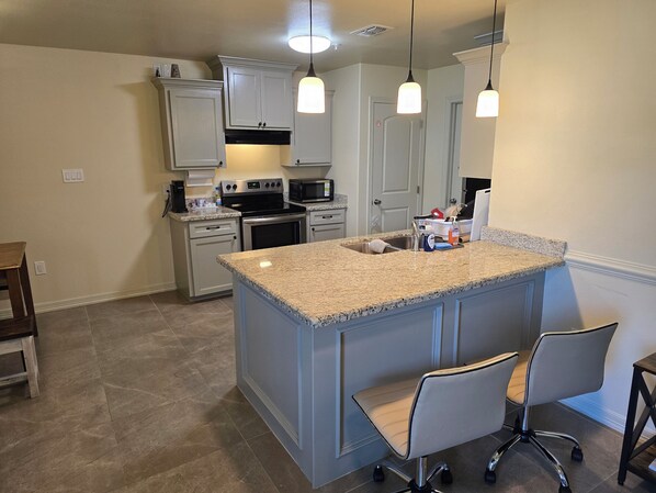 Fridge, microwave, oven, stovetop - Charming 2-bedroom apartment in Mercedes near the Outlets (Mercedes)
