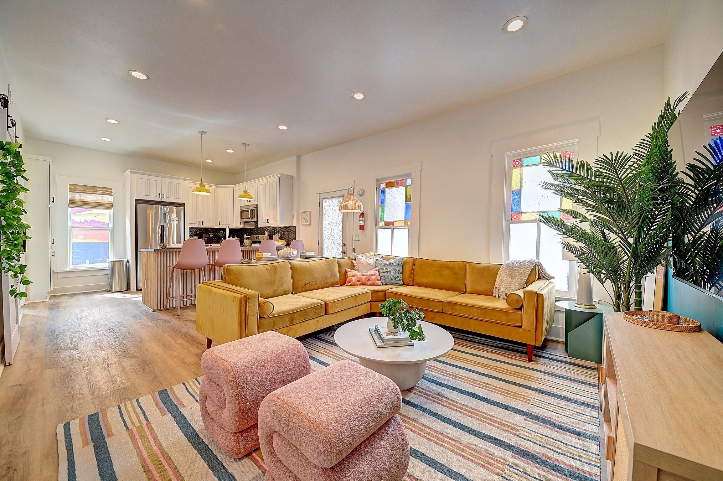 Een smart-tv en boeken