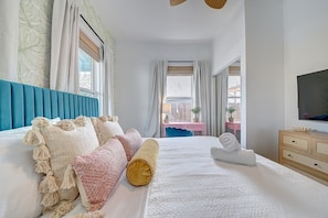 4 chambres, bureau, fer et planche à repasser, lit de bébé portatif