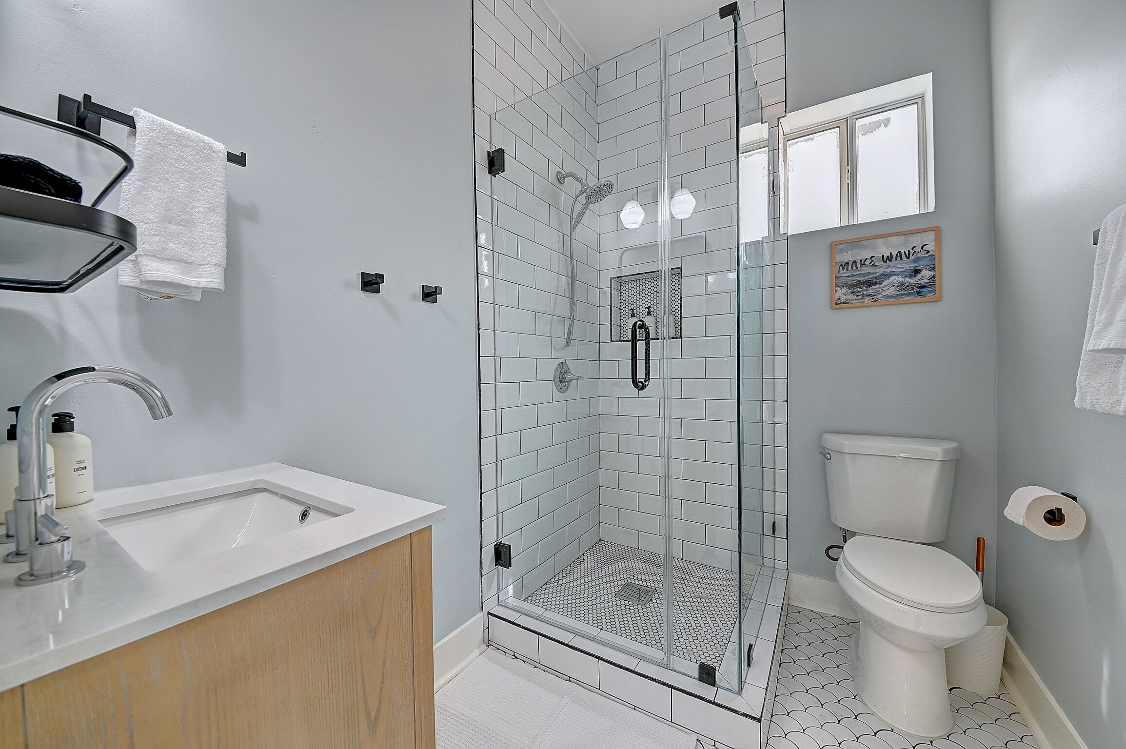 Een douche, een haardroger, handdoeken, zeep