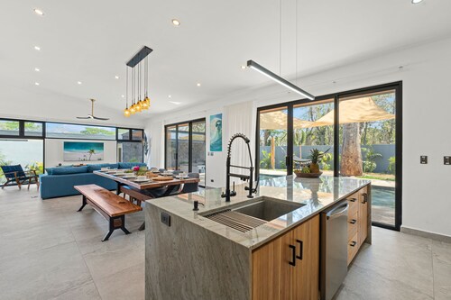 Villa Wahoo - Luxury 4BR Villa & Pool, Playa Grande Estates, 300m to the Beach