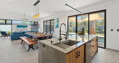 Villa Wahoo - Luxury 4BR Villa & Pool, Playa Grande Estates, 300m to the Beach