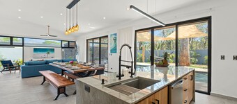 Villa Wahoo - Luxury 4BR Villa & Pool, Playa Grande Estates, 300m to the Beach