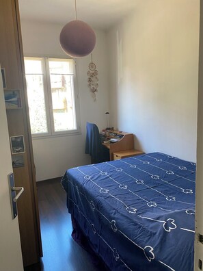 2 Schlafzimmer, Schreibtisch, Bügeleisen/Bügelbrett, Reisekinderbett