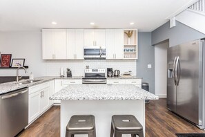 Een koelkast, een magnetron, een oven, een kookplaat