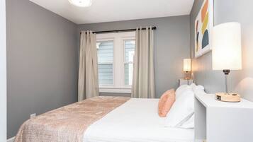 3 habitaciones, escritorio, tabla de planchar con plancha y wifi gratis