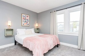 3 bedrooms, desk, iron/ironing board, free WiFi - Chic 3BR Getaway | 3 Queen Beds • Free Parking (Indianapolis)