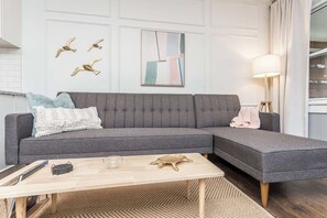 Smart TV, offices - Chic 3BR Getaway | 3 Queen Beds • Free Parking (Indianapolis)