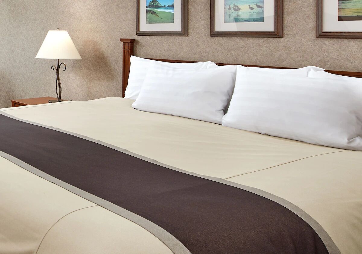 Deluxe King At Cavalier Resort | Swimming Pools, Dining & Near Hearst Castle - San Simeon, CA