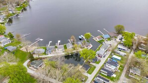 Vista aérea de uma comunidade à beira do lago, com docas, casas e barcos.