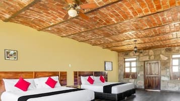 Habitación cuádruple Deluxe, vista a la montaña | Caja de seguridad en la habitación y espacio para trabajar con laptop