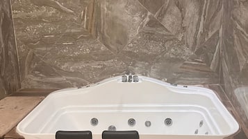 Habitación Deluxe, vista a la montaña | Baño | Toallas, jabón, shampoo, papel de baño