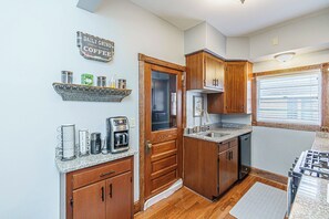 ثلاجة، ميكرو ويف، فرن، موقد طهي مسطح