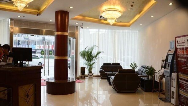 A hotel lobby with a reception desk, seating area, large pillar, and a view of the street through the windows. - Green Tree Alliance Hotel (Shanghai East Jinxiu Road) (Shanghai)