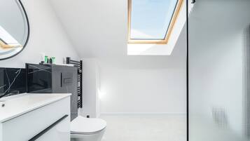 Een douche, handdoeken, toiletpapier