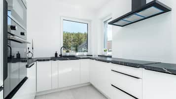 Een microgolfoven, een oven, een vaatwasser, een waterkoker