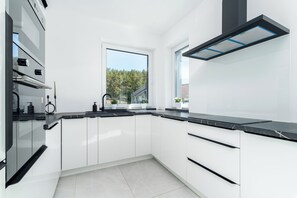 Micro-ondes, four, lave-vaisselle, bouilloire électrique