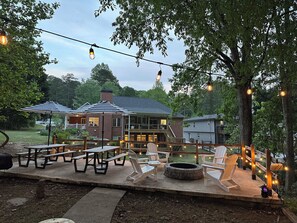 Outdoor dining - A dream lake house on Lanier Lanier (Buford)