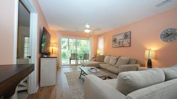 Una Smart TV, una chimenea, un reproductor estéreo