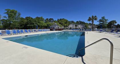 Plush 1st floor 2bd 2ba Pool, Hottub Kiddie pool