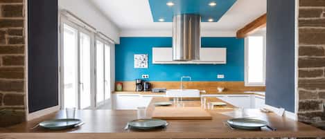 Réfrigérateur, four à micro-ondes, un four, surface de cuisson