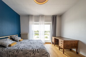 7 habitaciones, tabla de planchar con plancha y cuna de viaje