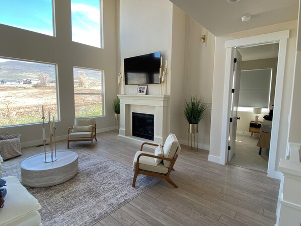 Una Smart TV, una chimenea