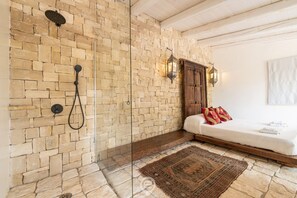 4 makuuhuonetta, vauvan matkasänky, Wi-Fi, vuodevaatteet