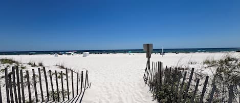 På stranden och solstolar