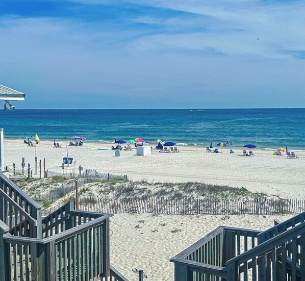 Plage, chaises longues