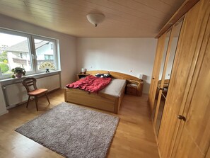 2 chambres, coffres-forts dans les chambres, fer et planche à repasser