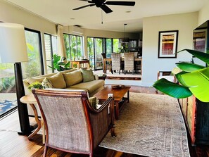 TV connectée, table de tennis de table, livres