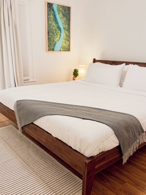 3 chambres, bureau, fer et planche à repasser, lit parapluie