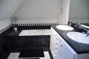 Shower, hair dryer, towels, toilet paper - Gîte du Portalet (Bozouls)