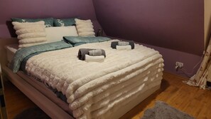 1 dormitorio, caja fuerte, tabla de planchar con plancha y cuna de viaje