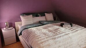 1 chambre, coffre-fort, fer et planche à repasser, lit de bébé portatif