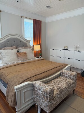 3 habitaciones, tabla de planchar con plancha, wifi y ropa de cama 