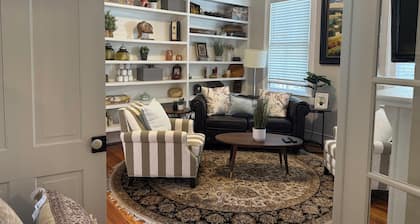 Charming Century Old 3-bedroom house with WiFi and AC in fantastic Columbia