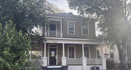 Charming Century Old 3-bedroom house with WiFi and AC in fantastic Columbia