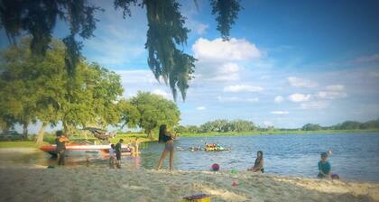Charming Lakefront Cottage Near Disney